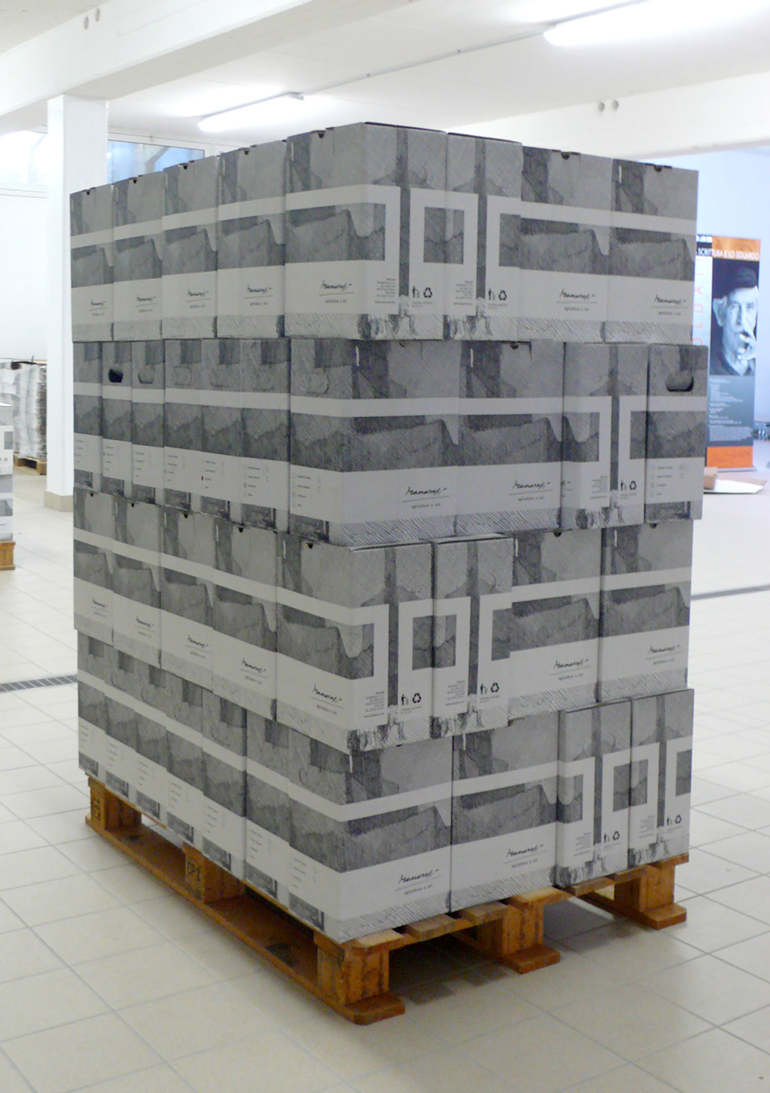 Il bancale con i cartoni che riportano un'incisione di Paolo Manaresi. Molto optical. ph. Manuel Dallolio (15)