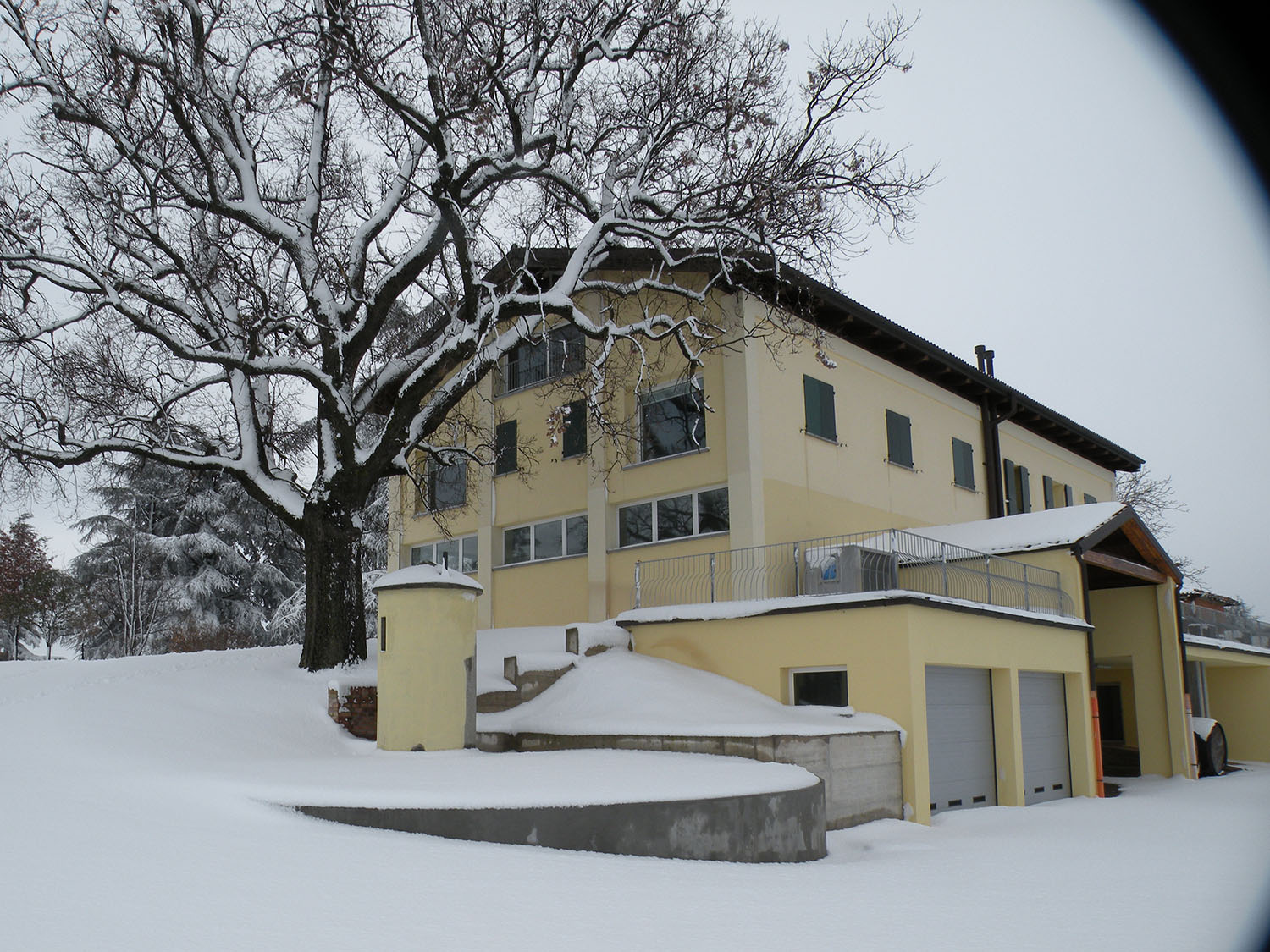 La cantina. Ingresso e piazzale in veste invernale 037