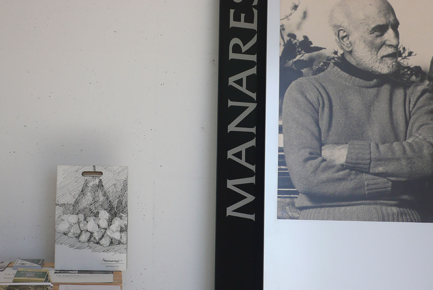 La confezione da 3 bottiglie con l'incisione di Paolo Manaresi ph. Manuel Dallolio (12) accanto all'immagine di Paolo Manaresi